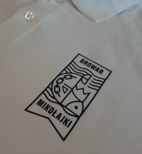 logo na białym polo