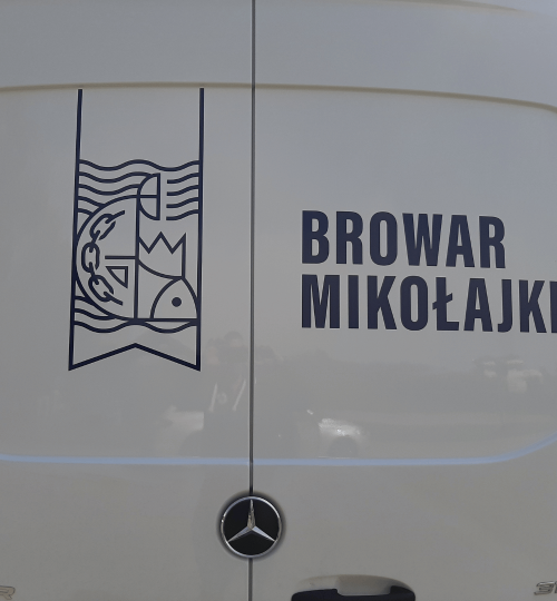 logo na drzwiach busa
