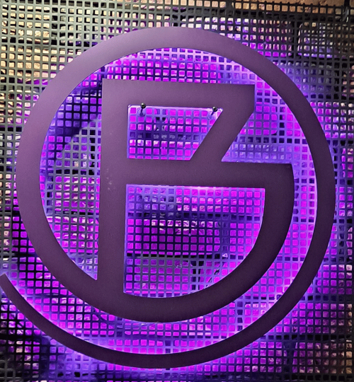 logo podświetlane w restauracji