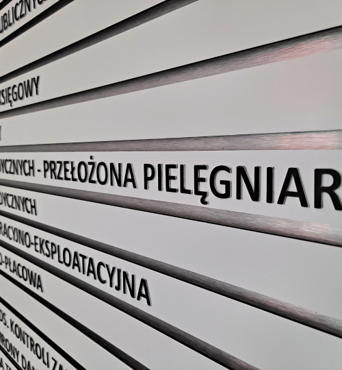 tablica z wymiennymi tabliczkami