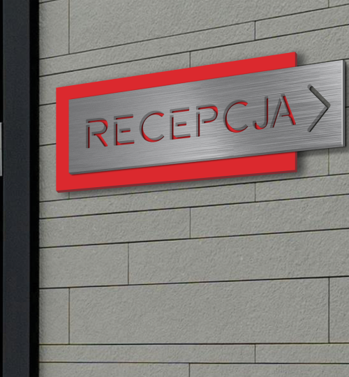 tabliczka-informacyjna-z-wycietym-napisem-na-czerwonym-podkladzie