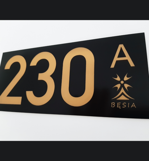 tabliczka z numerem i logo