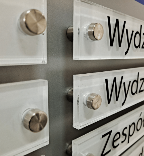 tabliczki wymienne w tablicy informacyjnej