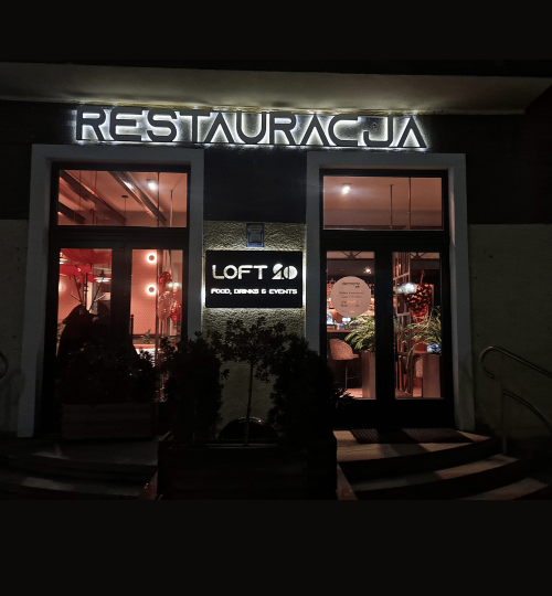 wejście do restauracji podświetlane