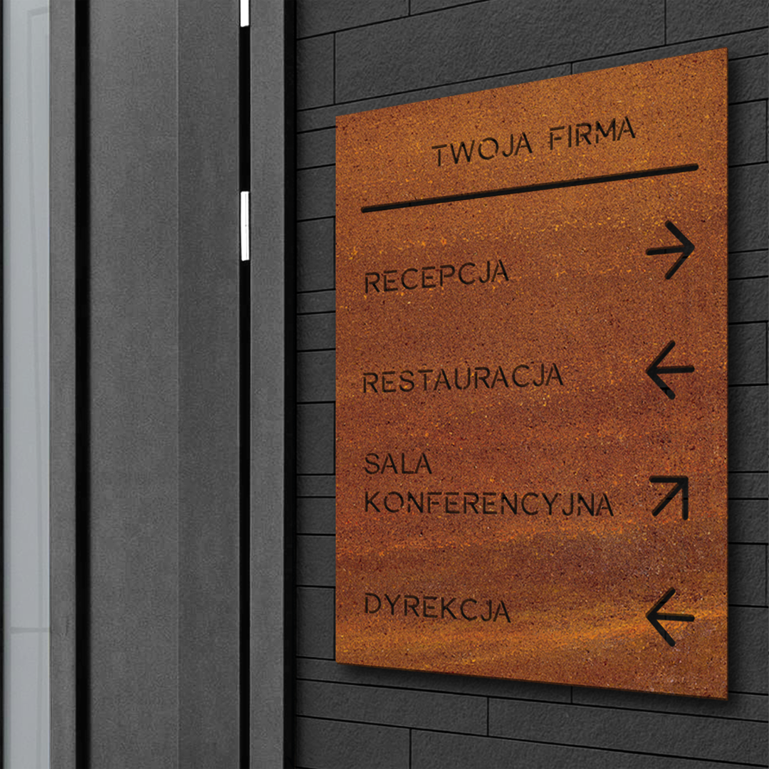 tablica-informacyjna-z-wycietymi-napisami-efekt-rdzy
